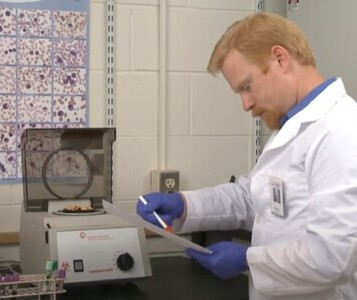 Клиника лечения наркозависимости в Грязях Врач в кабинете клиники