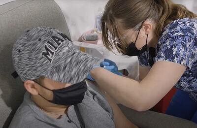 Методы лечения алкоголизма подростков Врач делает инъекцию в руку пациента