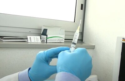 Проведение кодирования Вивитролом в Грязях Шприц с Вивитролом в руках у врача